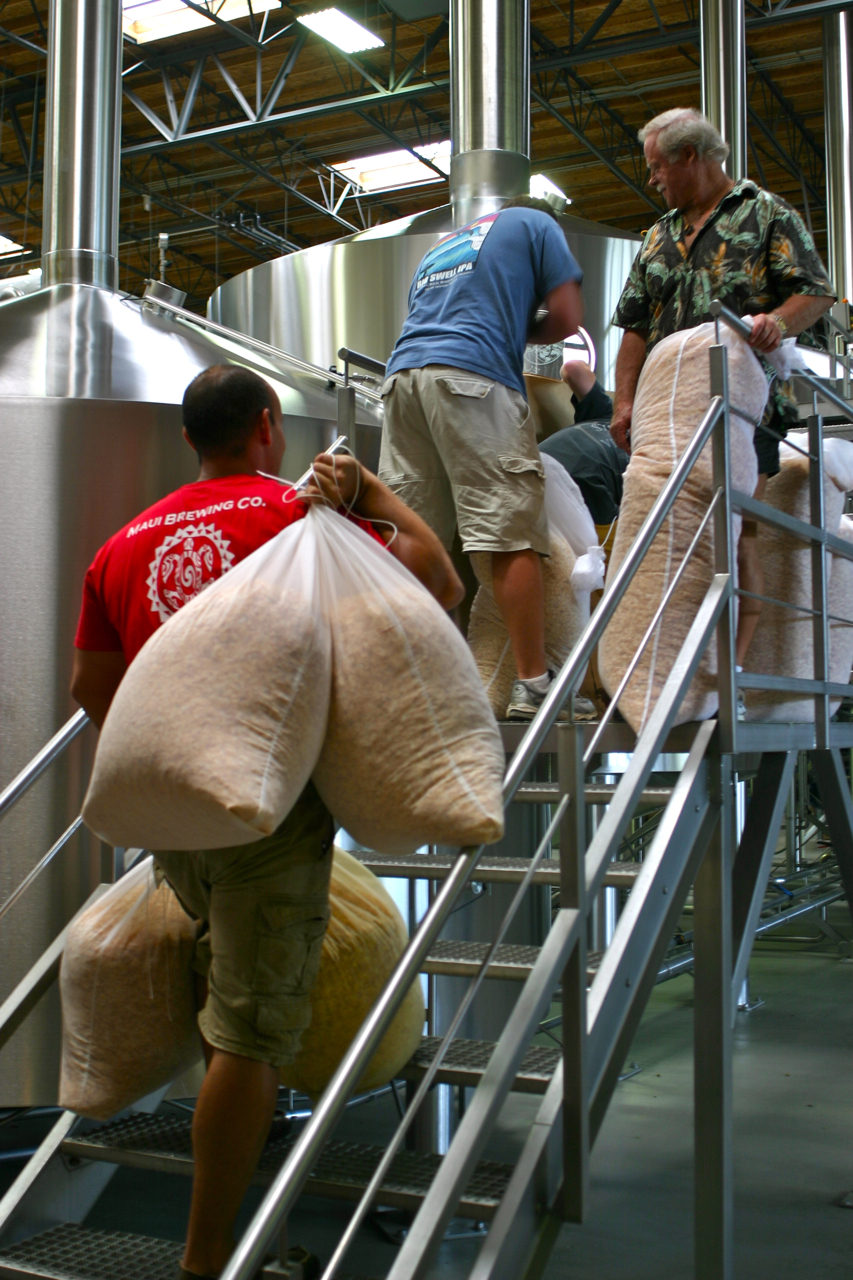 Garrett and Ken hauling the steeping bags full of rich ingredients up to the whirlpool Garrett and Ken hauling the steeping bags full of rich ingredients up to the whirlpool
